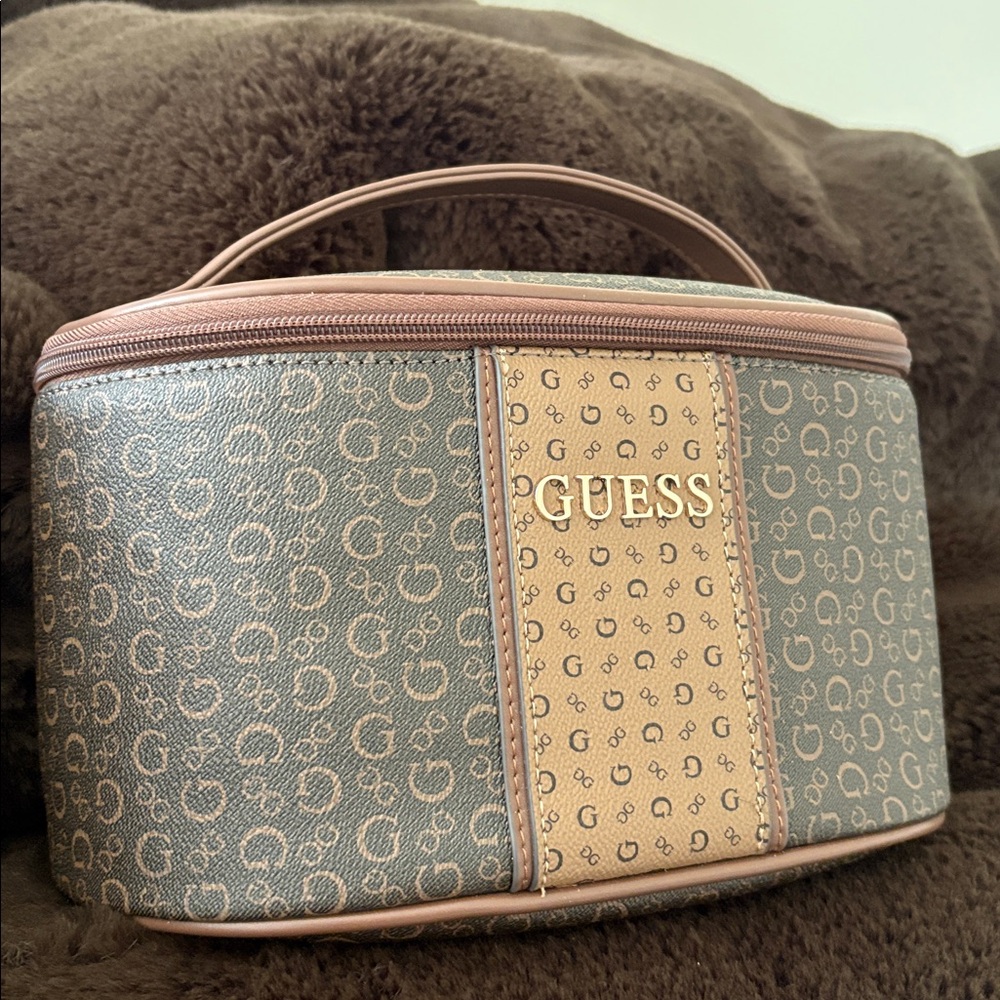 Guess designer makeup bag - Picture 2 of 6